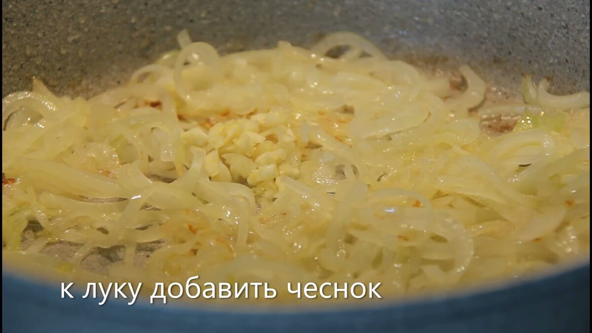 Курица, тушеная в сметане с чесноком