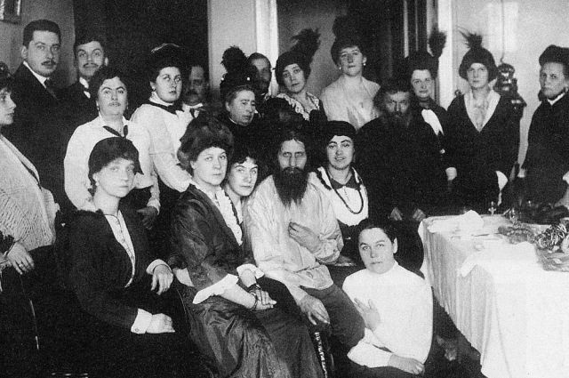 Распутин на чаепитии с почитателями, 1910. Источник: wikimedia.org