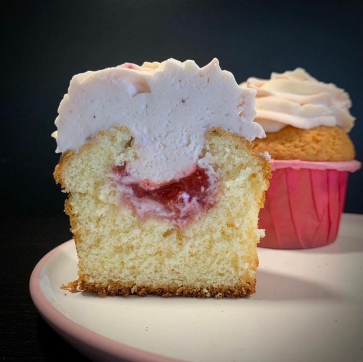 Капкейки с клубничным конфитюром 