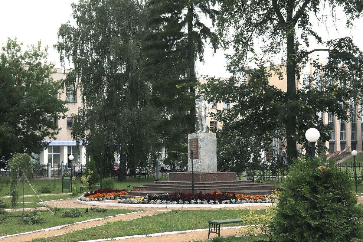 За спиной у Ильича она - улица Красная Площадь и здание городской администрации.