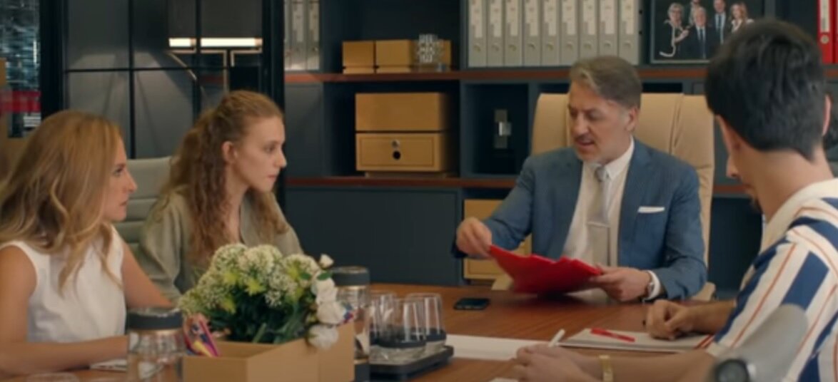 Скрин кадра сериала "Позвони моему агенту"/Menajerimi Ara