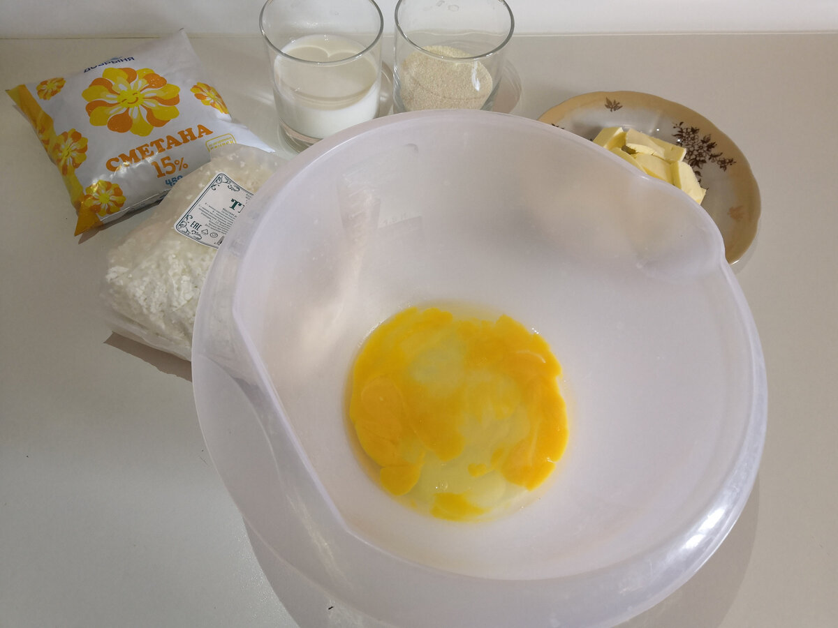 Взбиваю яйца с сахаром и ванилином