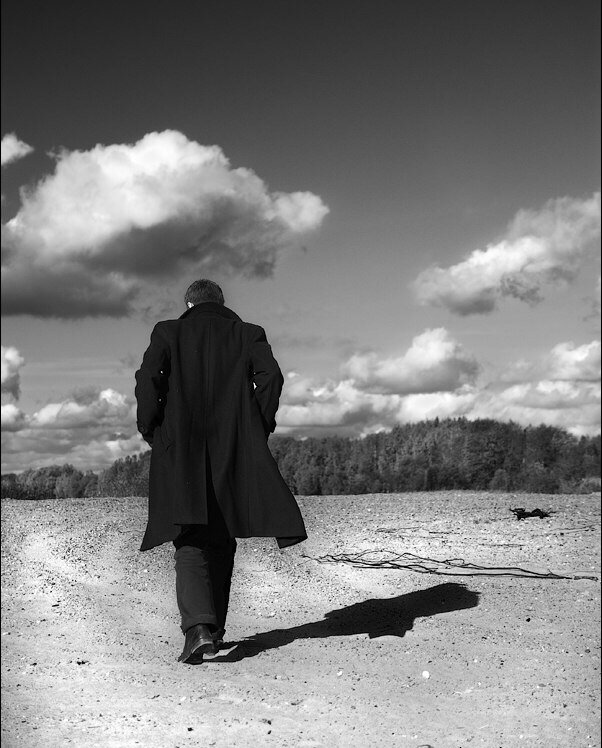 Он уходил все дальше и дальше... 