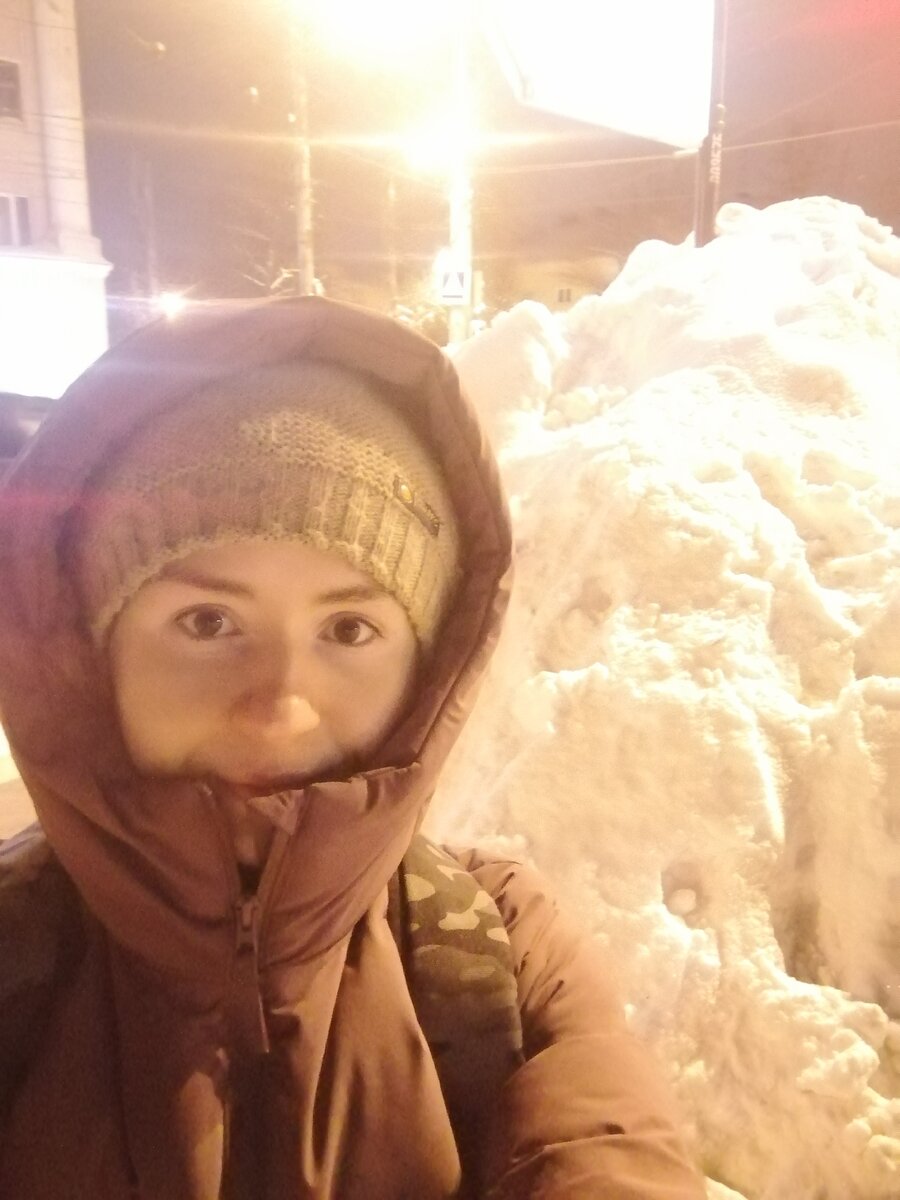 Я и сугроб выше меня. Фото сделано месяц назад, сейчас сугробы не белые, а грязные. Свежего фото нет, да и к чему мне фото грязных сугробов.
