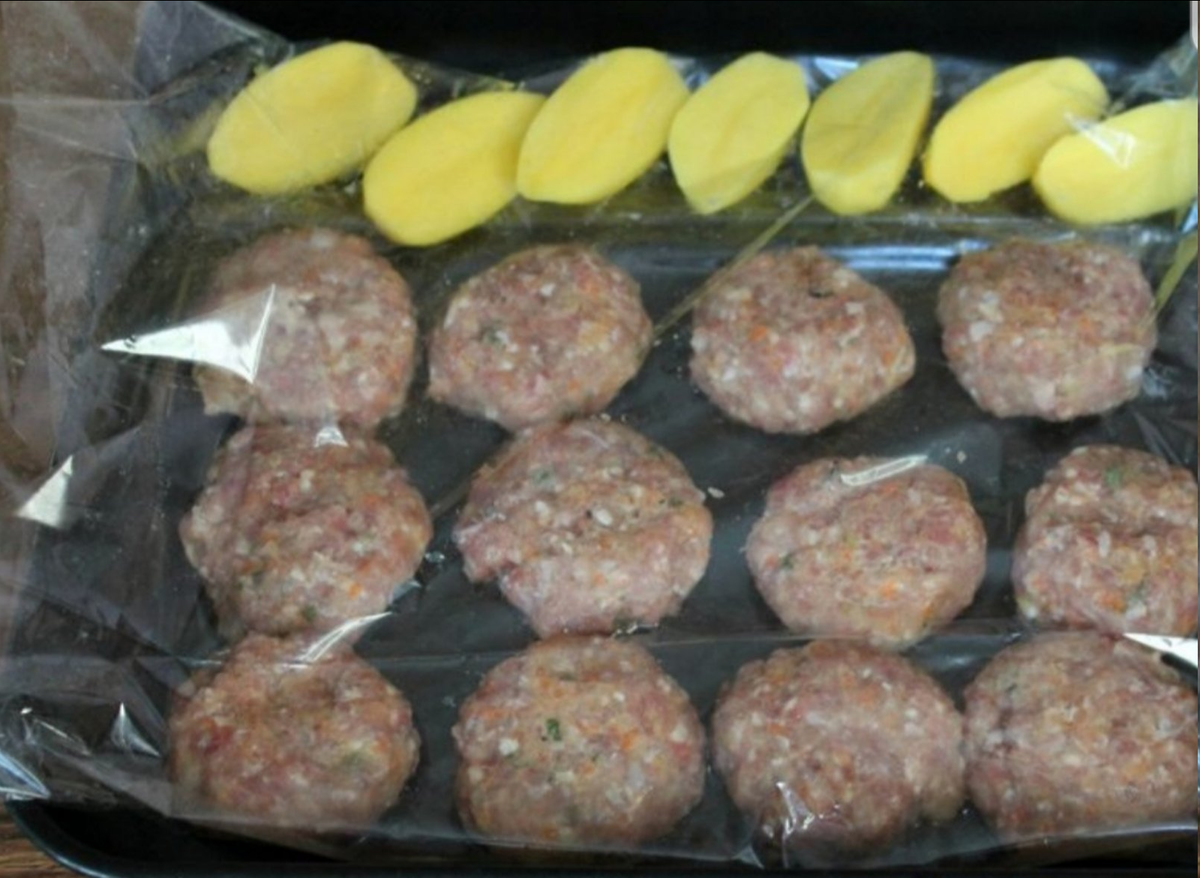 Котлеты из фарша в рукаве. Котлеты в рукаве для запекания. Рукава для приготовления мяса. Котлеты в рукаве в духовке. Котлеты в пакете в духовке.