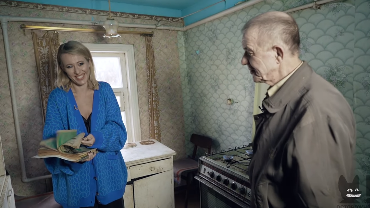 из свободных источников. Ксения улыбается, наверное, в уме прикидывает сколько сможет заработать на этом интервью.