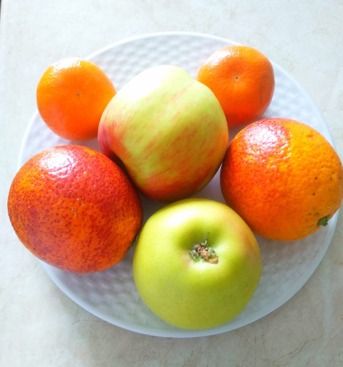 Соберите кожуру от мандаринов и апельсинов для настоя-подкормки комнатных цветов. 