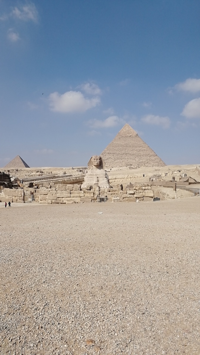 Сфинкс и пирамида Хеопса