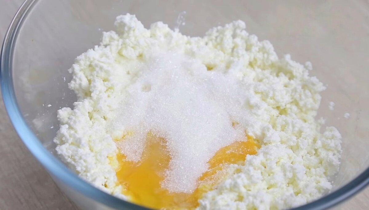 Творог, яйца, соль, сахар