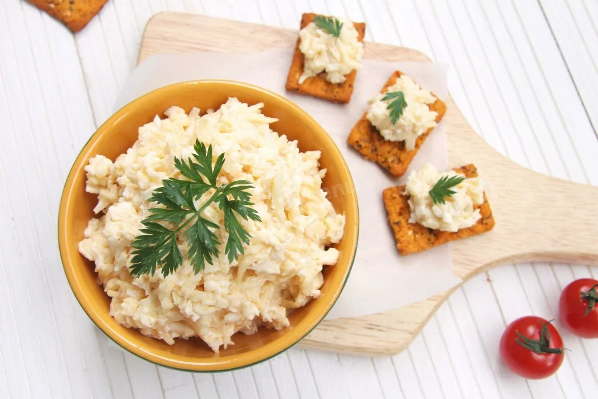 Салат с плавленным сыром и яйцом. Сырный салат с чесноком. Салат сыр с чесноком. Салат с сыром и чесноком. Салат сыр с чесноком и майонезом.