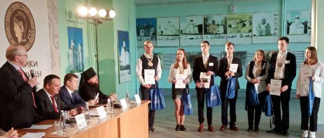 Юрий Вяземский поздравляет победителей и призёров областного тура игры «Умники и умницы». 
Фотография ©: Людмилы Данилкиной