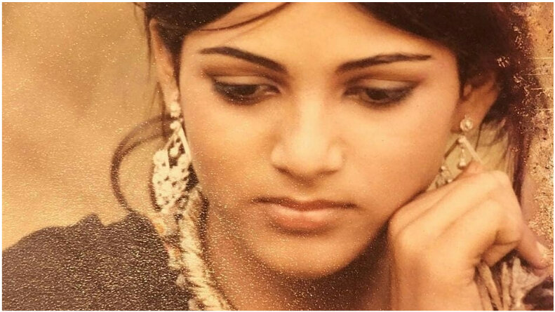 В 15 лет она сыграла второстепенную роль младшей сестры Анила Капура в получившем признание фильме «Невинная жертва»  (1985). https://clck.ru/UDf6E