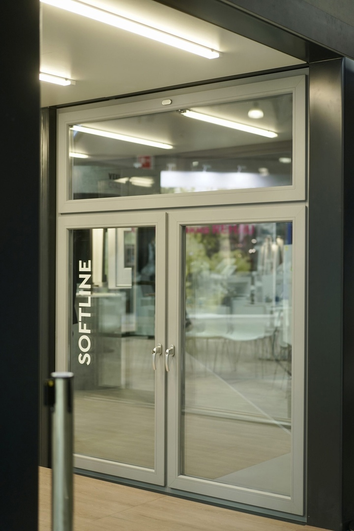 "Школьное окно" VEKA с фрамугой для автоматического проветривания. Верхняя фрамуга укомплектована электроприводом с возможностью подключения автоматизации, контролирующей содержание СО или запрограммированной на проветривание помещений во время перемен. Сенсорное управление фрамугой разработано отделом автоматизации VEKA AG 