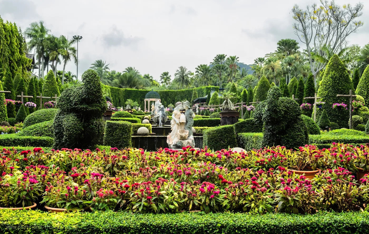 сплетение культур. где еще слоники из кустарников могут соседствовать с римской скульптурой?