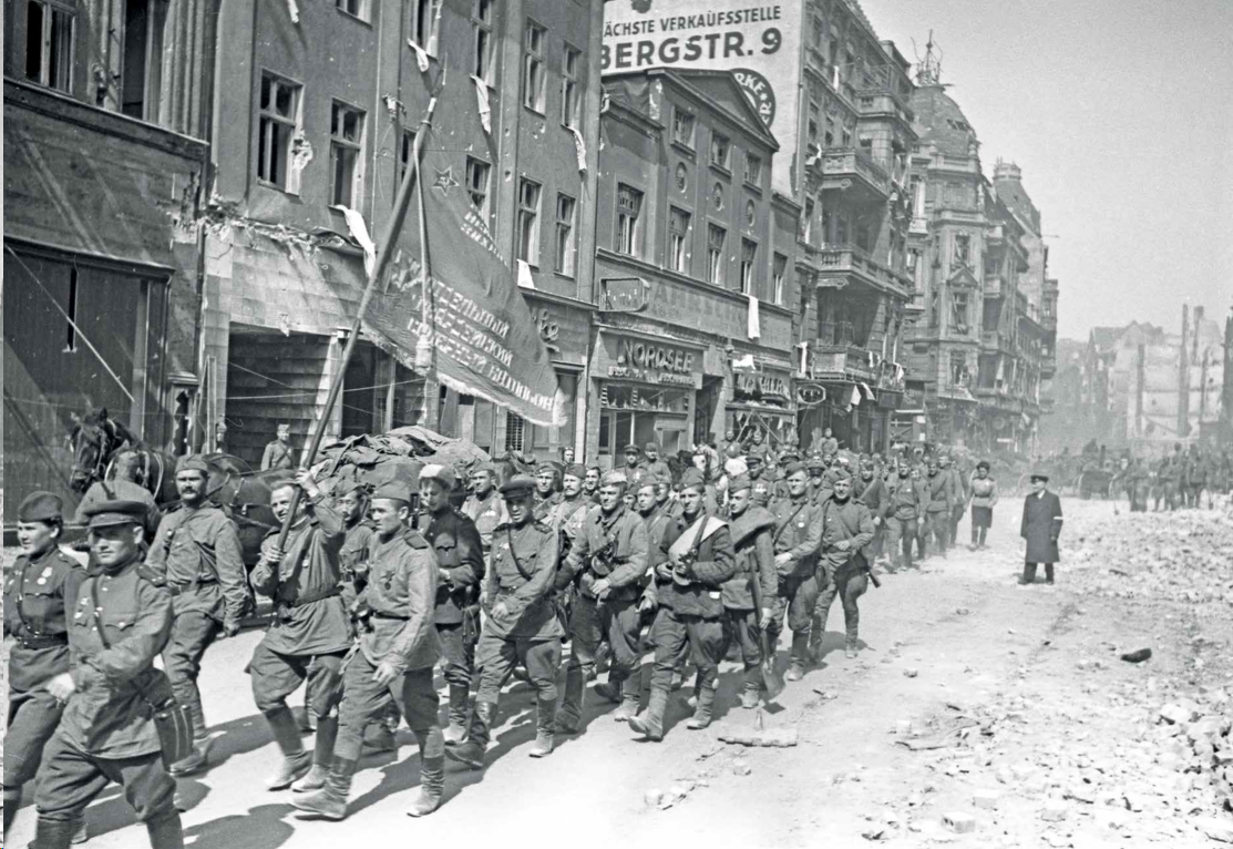 Советские солдаты в европе. Великая Отечественная война Берлин 1945. Солдаты в Берлине 1945. Берлин, май 1945. Наши в Берлине Великая Отечественная война 1941-1945.