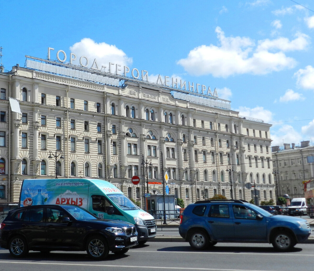 Оживлённое движение на площади Восстания.