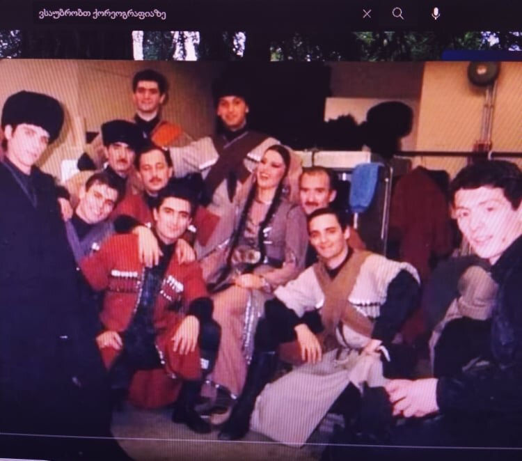 Каха Мчедлидзе с танцорами. Скриншот из видео от chub1na.ge