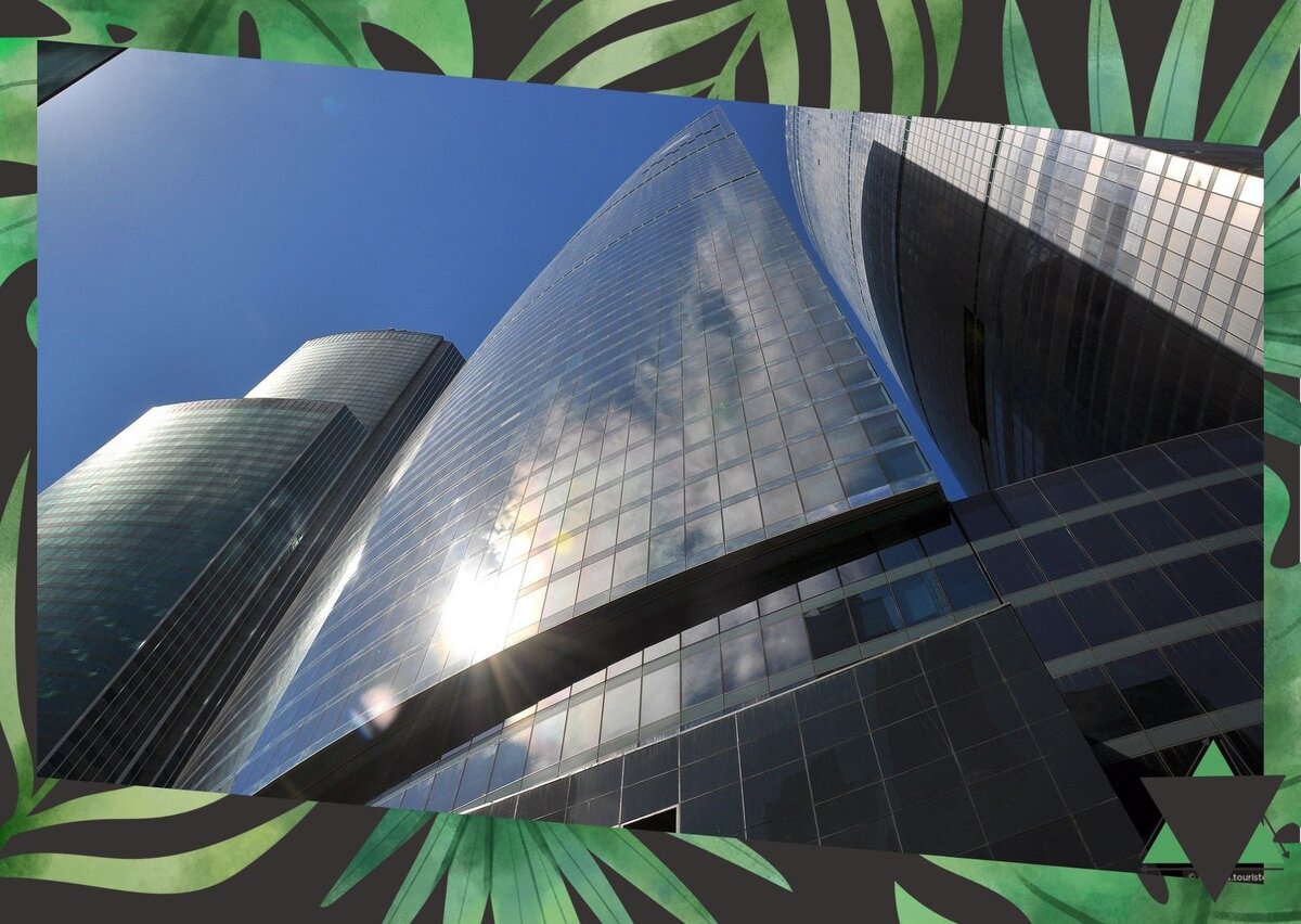 В башне "Федерация" жильцы также отмечают жаркие, как пекло, солнечные дни. С учетом центрального кондиционирования. Окна, по соображениям безопасности, открыть нельзя. 