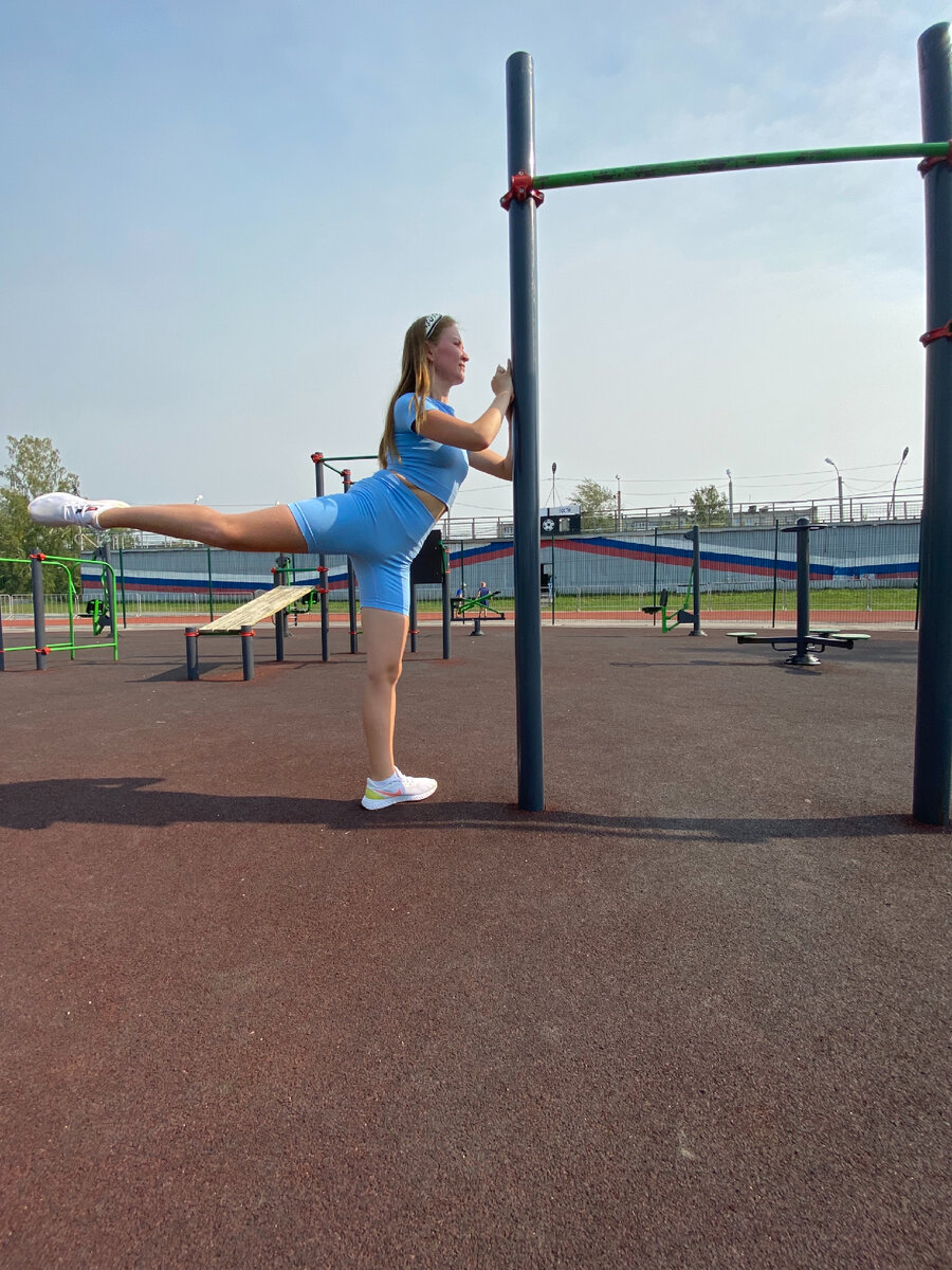 Автор канала. Данная стойка ничего общего с профилактикой болей в коленях не имеет.