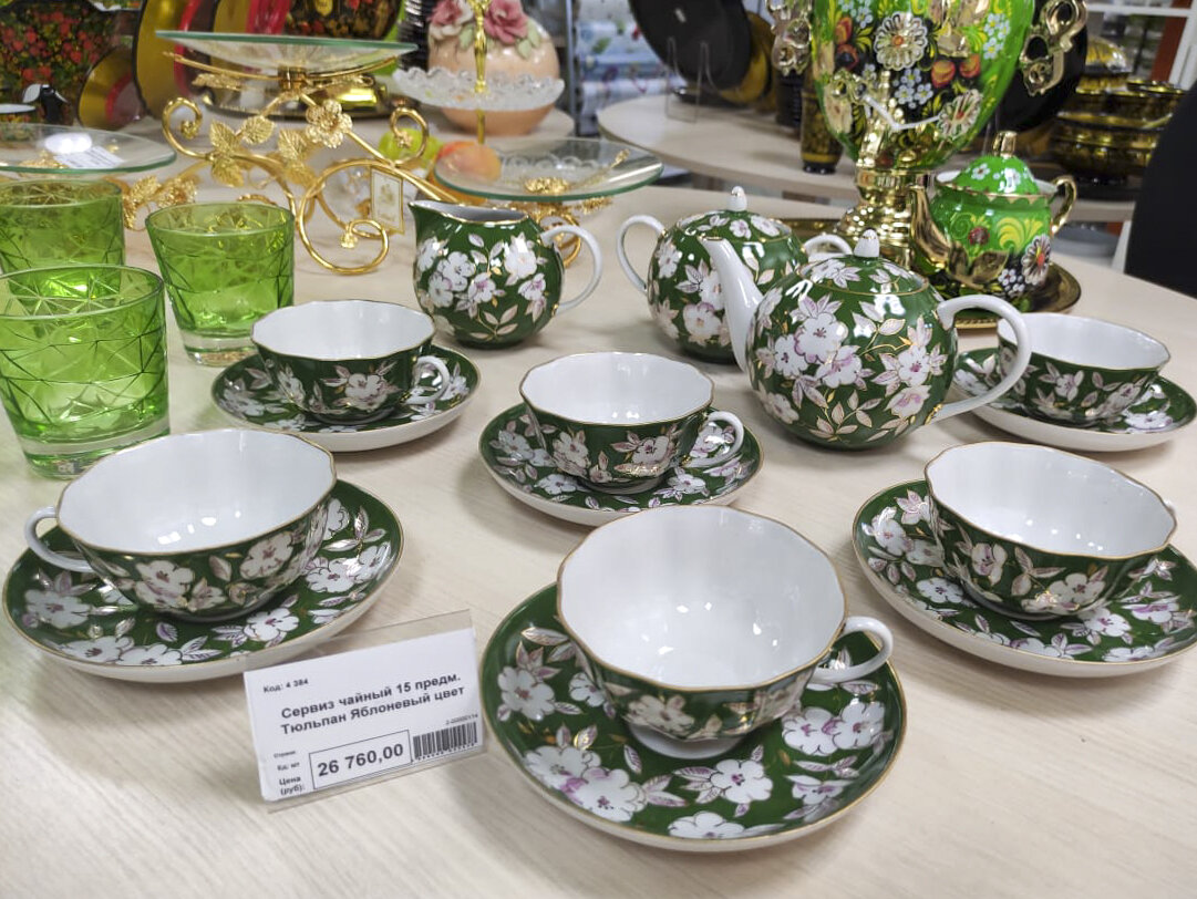 Ассортимент фирменного магазина Дулевского фарфора очень велик. Форма Тюльпан представлена во множестве росписей, ценовой диапазон различен, фото автора