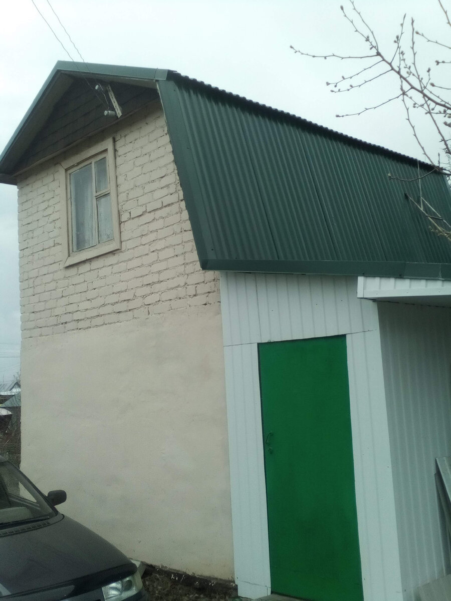 Это я еще обшил ее профлистом, чтобы крыша не текла.