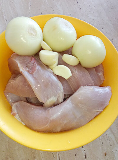 Чистим картофель, лук и чеснок, моем и пропускаем через мясорубку вместе с мясом индейки.