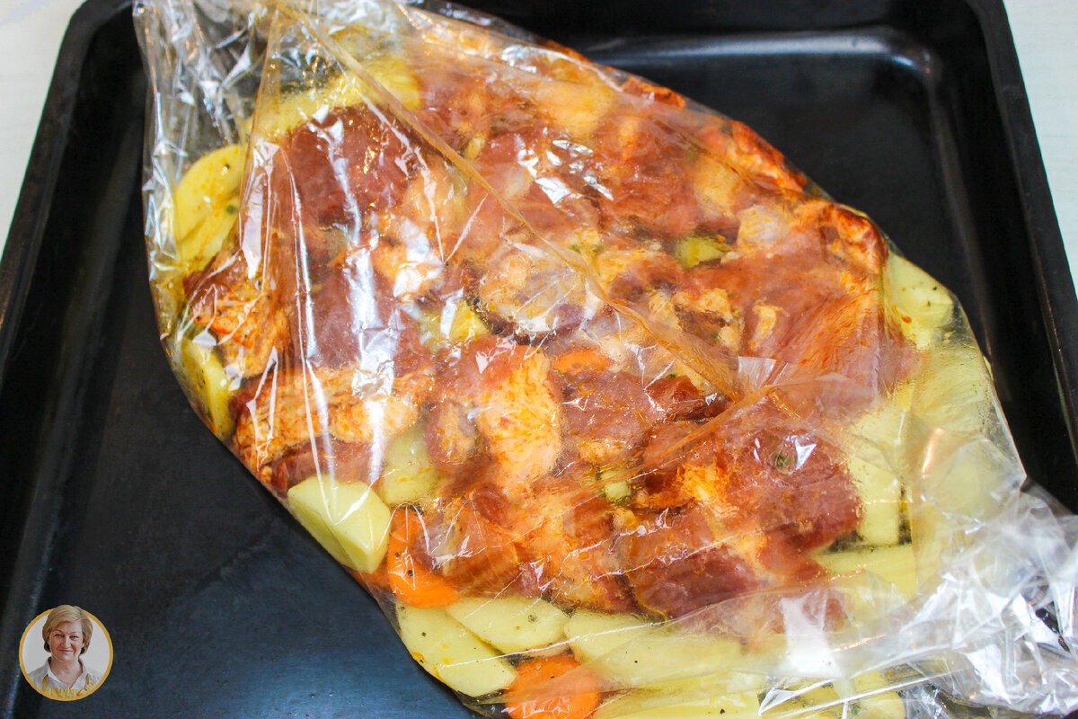 Мясо в пакете для запекания. Картошка с мясом в рукаве в духовке. Мясо в рукаве с чесноком. Как приготовить мясо в рукаве для запекания. Свинина с картошкой в рукаве.