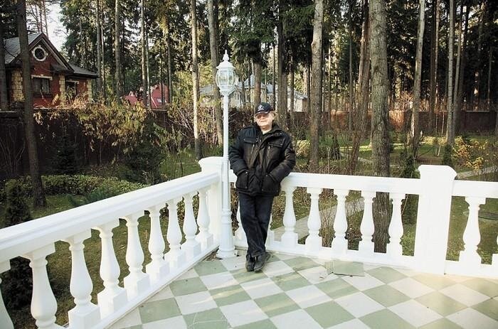 Перед домом выстроена терраса с колоннами и барельефами из гипса. | Фото: aqua-rmnt.com.