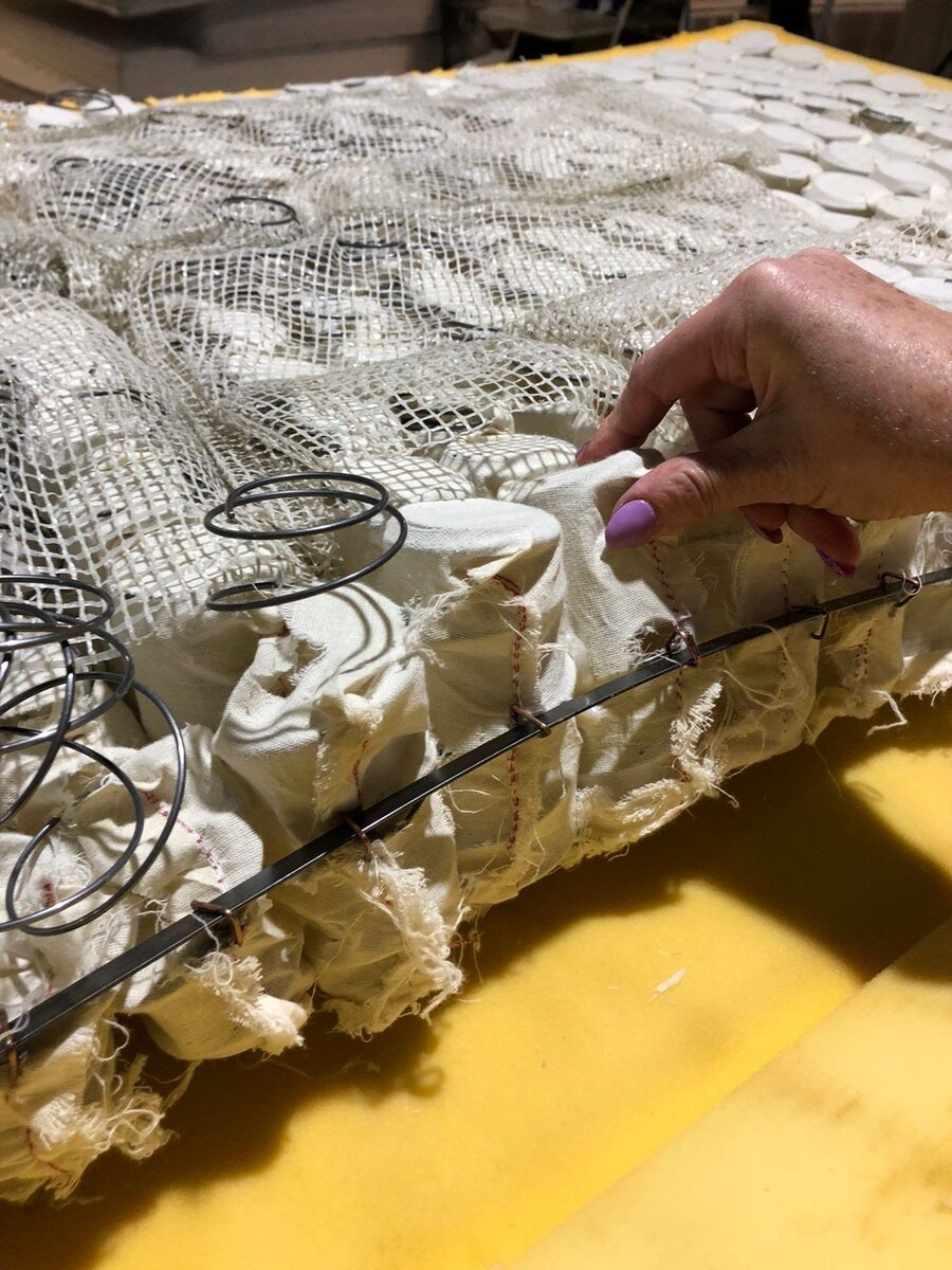 ремонт пружинного матраса. реставрация матраса на пружинах. ремонт пружинного матраса своими руками. перетяжка пружинного матраса своими руками. старый пружинный матрас.