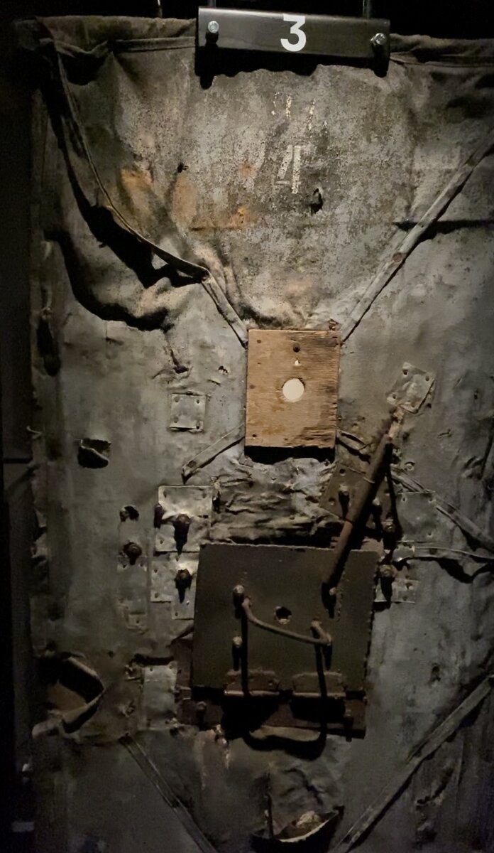 Двери в бараки