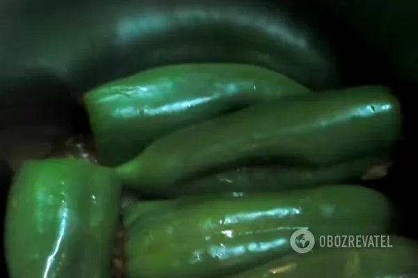 Выкладываем фаршированные перцы в кастрюлю