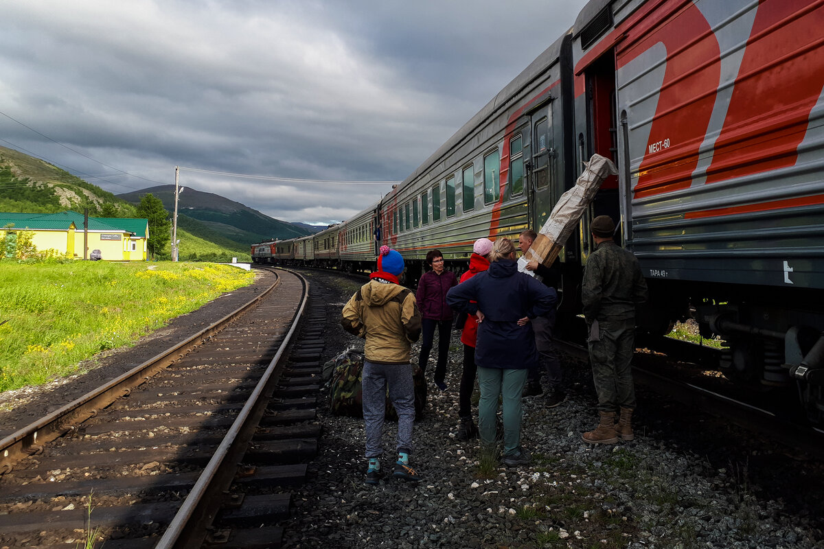 В расписании стоянка на Соби - одна минута, но десятки туристов с рюкзаками часто задерживают отправление   