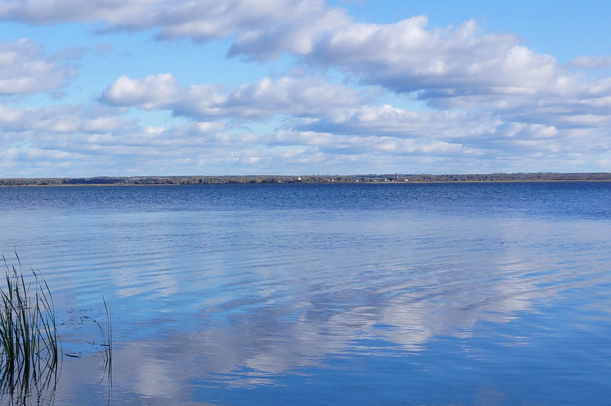 Вид села Угодичи с озера Неро