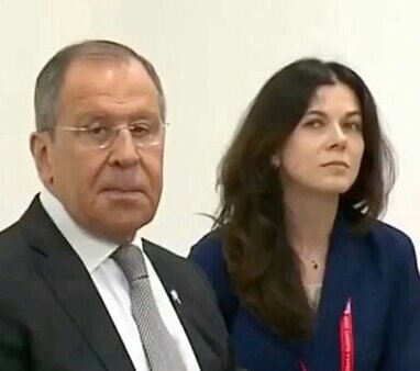 На встрече с Трампом переводчица не особо красовалась.