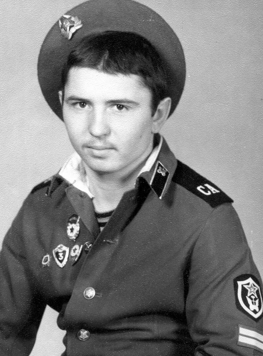 Вася Мороков С Алтайского Края. Берет для понтов, у фотографа в ателье были всякие причиндалы.