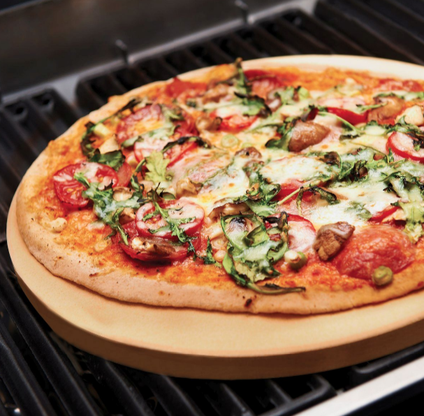 Приготовление пиццы на керамическом камне