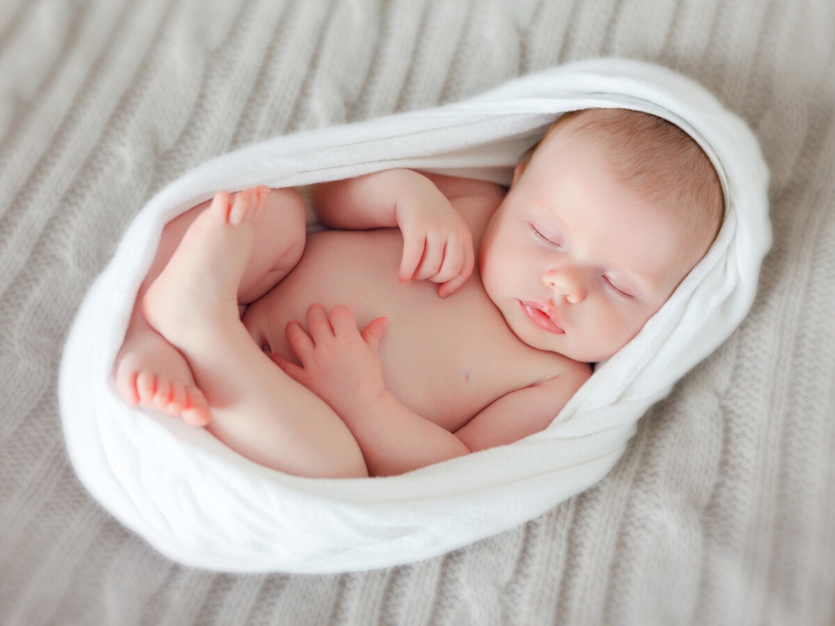 Фотоистория - https://www.zastavki.com/pictures/1400x1050/2021People___Children_Newborn_defenseless_baby_sleeping_in_a_white_cradle_152355_22.jpg