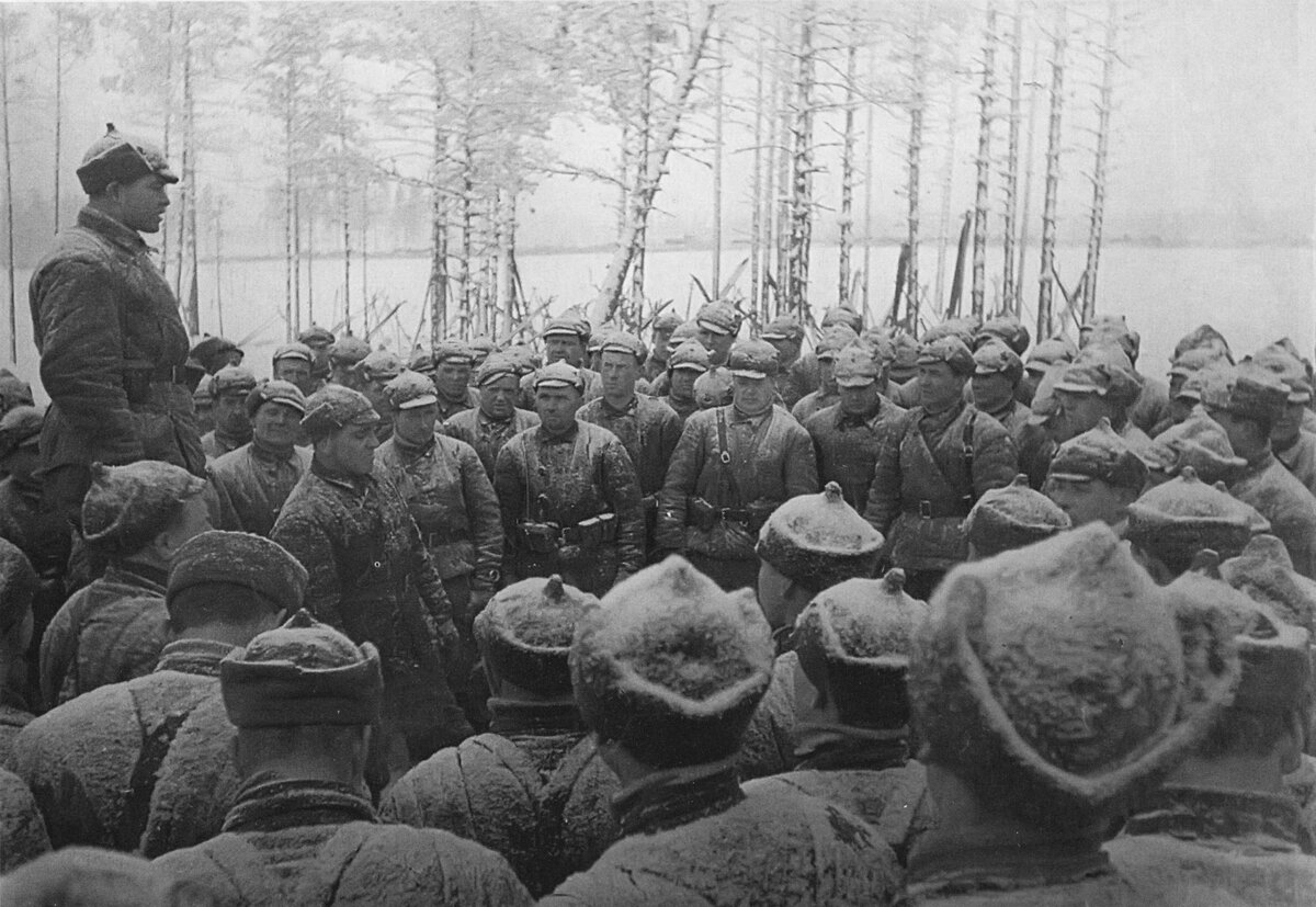 Советские солдаты слушают приказ. Период Советско-финской войны 1939—1940 гг. 
Фотография: Виктор Темин. 