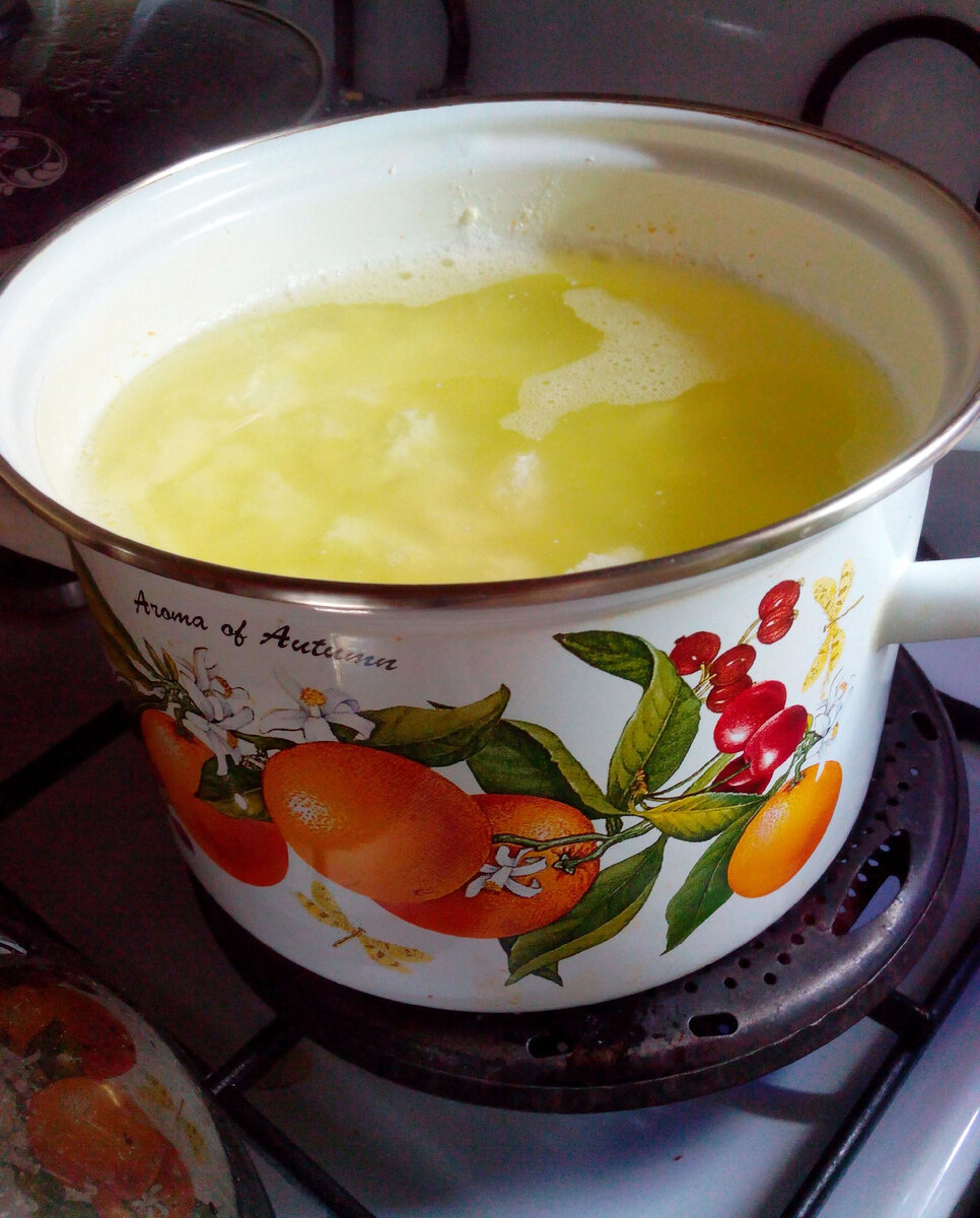 Творожная масса на медленном огне, на рассекателе образуется постепенно.