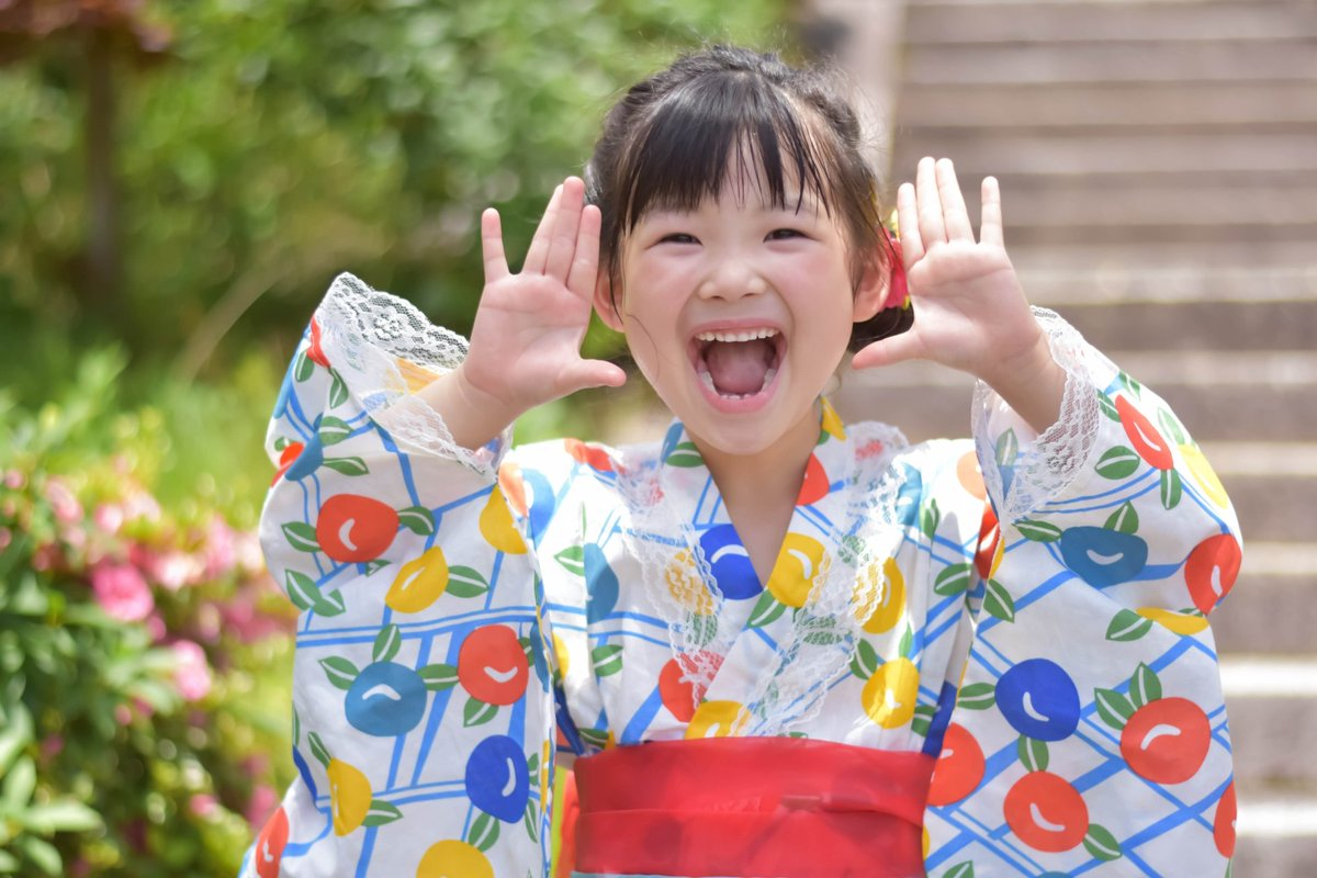Вежливо улыбнуться. Японцы смеются. Японские дети смеются. Японец улыбается. Китаец улыбается.
