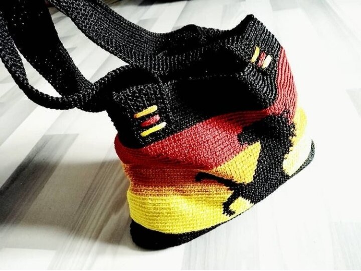 Эту сумку я вязала из полипропиленовой пряжи.