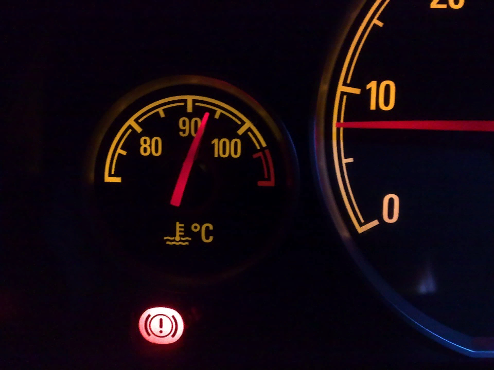 Датчик температуры охлаждающей жидкости на панели приборов. Указатель температуры охлаждающей жидкости на панели приборов. Opel Vectra 2.2 датчик охлаждающей жидкости. Температура перегрева масла