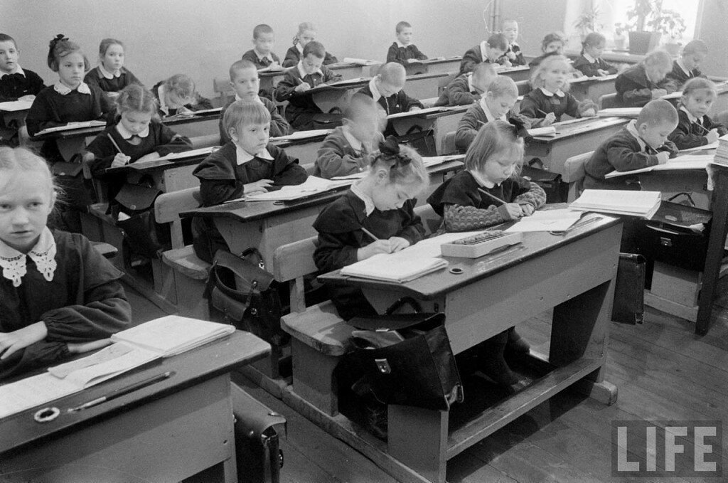 Первоклассники ушедшей эпохи. «Тонким пёрышком  в тетрадь» слова уже никто не пишет