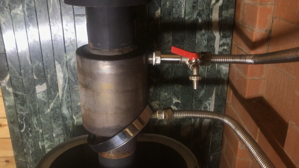 Пароиспаритель ПИФ Универсал от завода Ферингер смонтирован в качестве теплообменника для нагрева воды в бане