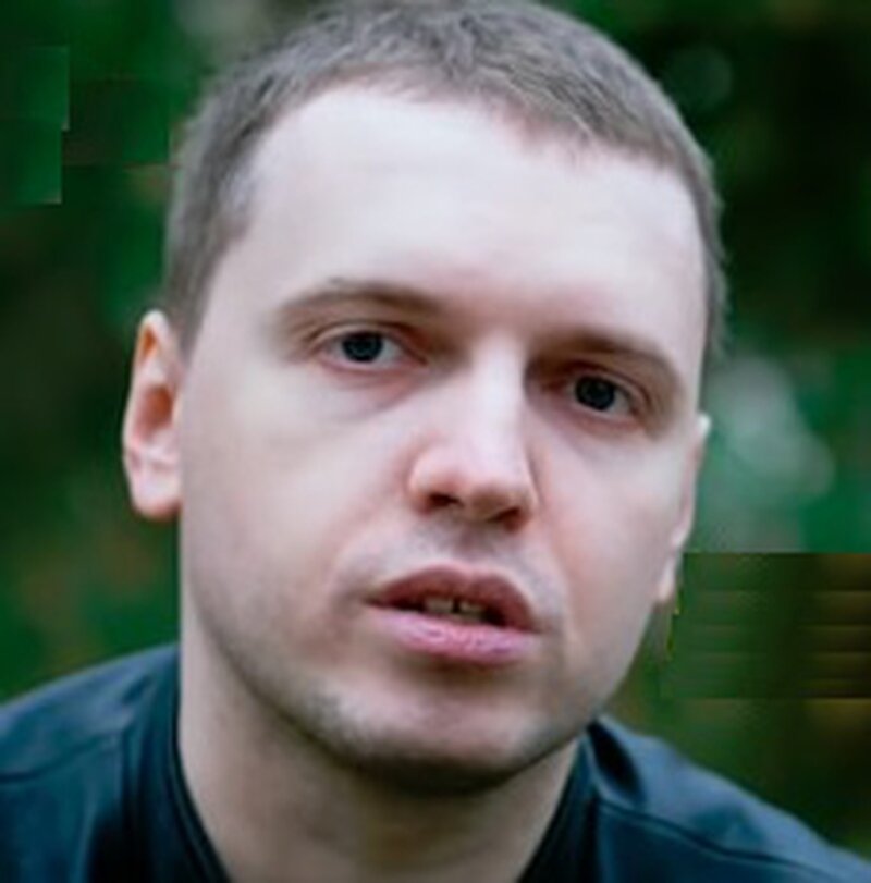 Виталий Arthas Цаль: «Ко мне только что залетел миллион человек: солдаты, ну, бойцы в броне с "калашами", куча разных полицейских и т.д. Залетели, одели наручники, положили на живот, типа у меня заложили бомбу. Как я понял, какой-то хейтер сказал, что у меня заложена бомба, поэтому эвакуировали весь подъезд, устроили кучу всего, хаос».