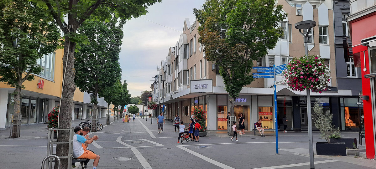 Город Нойвид. В городе много беженцев и турецкого населения - в прошлом трудовых мигрантов. 