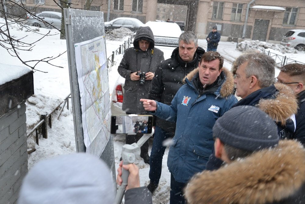 А. Повелий (в профиль справа) во время инспекции уборки города. Фото пресс-службы правительства СПб