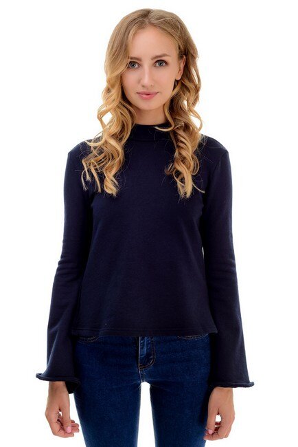 Изначально этот элемент одежды использовался как спортивная кофта у футболистов. А, когда он вошёл в женский гардероб, всё чаще можно было увидеть девушек в таком обличии на дискотеках. Как выбрать свитшот – читайте далее.