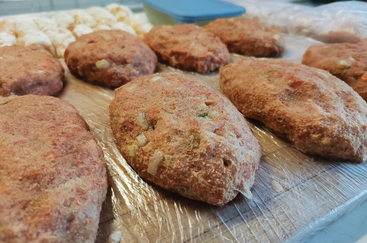 Фарш был жидковат, котлеты немного растеклись. 