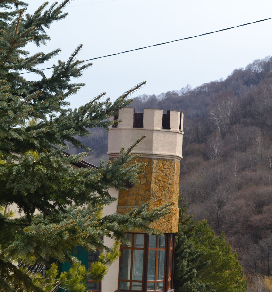 Башня в окрестностях Кисловодска. Фото автора.